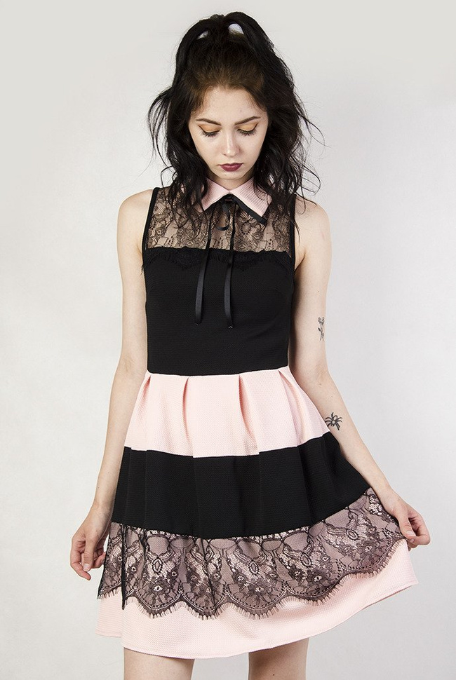 Różowo-czarna sukienka z koronkowymi wstawkami