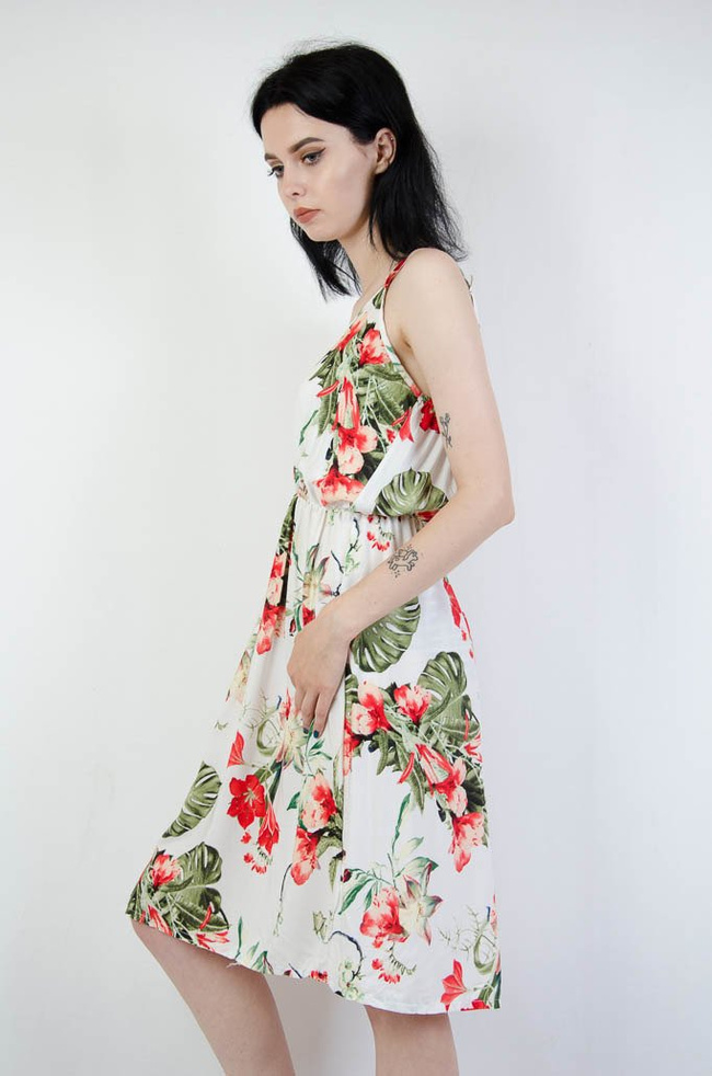 Biała sukienka w motyw kwiatowy