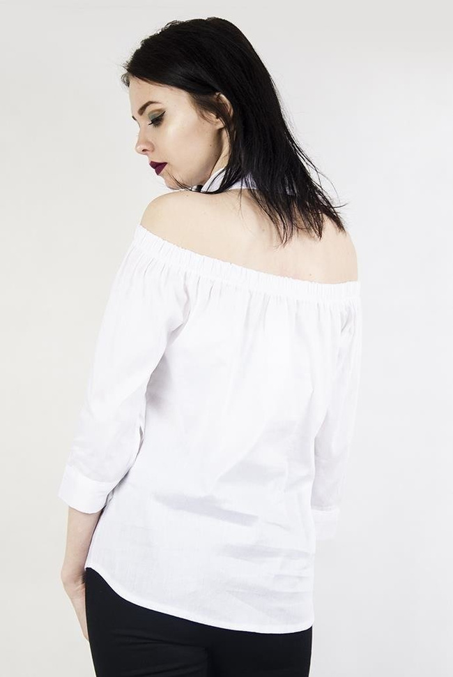 Biała koszula z kołnierzykiem przy szyi