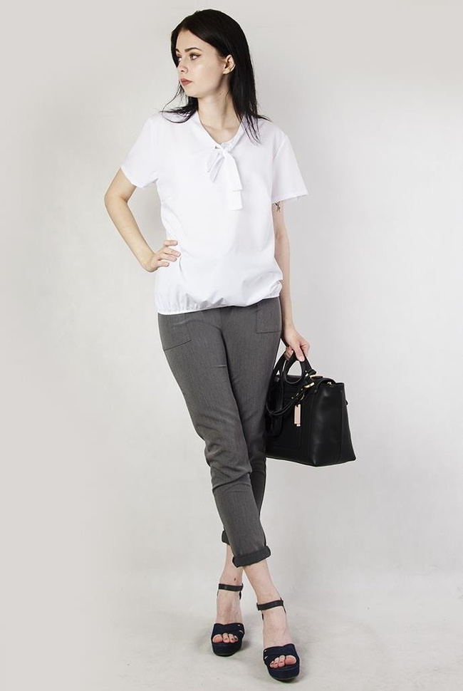 Biała, gładka bluzka koszulowa z wiązaniem przy dekolcie