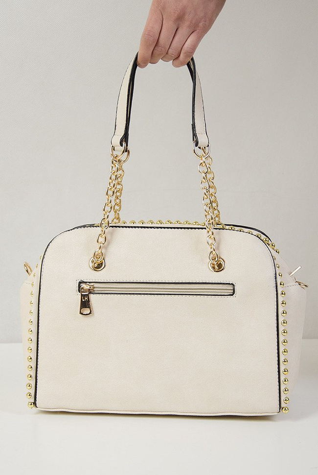 Beżowa torebka typu kuferek ze złotymi ćwiekami