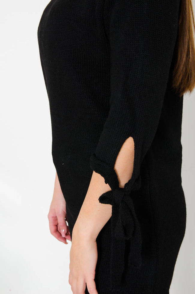 CZARNY SWETER ZE WSTAŻKĄ NA RĘKAWIE