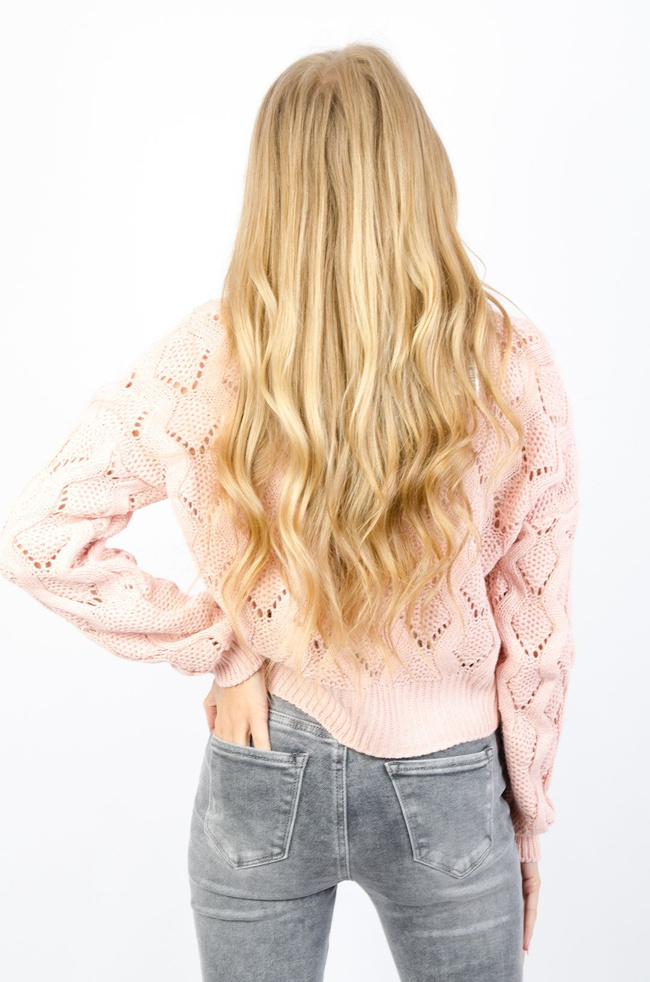 KRÓTKI RÓŻOWY SWETER Z DEKOLTEM W SEREK