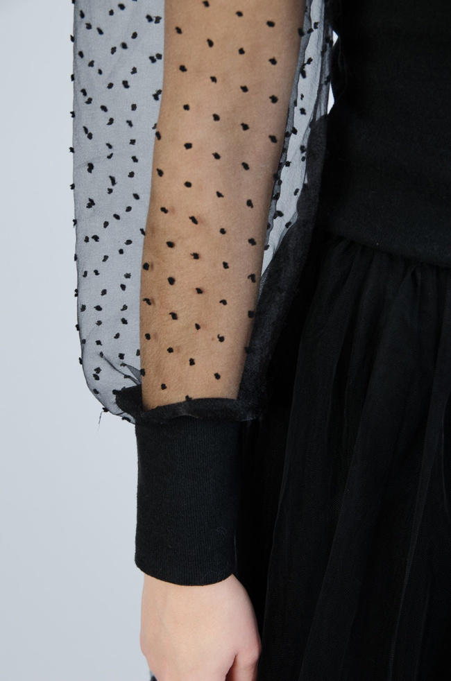 Czarna bluzka z bufkami oraz siateczkowymi rękawami