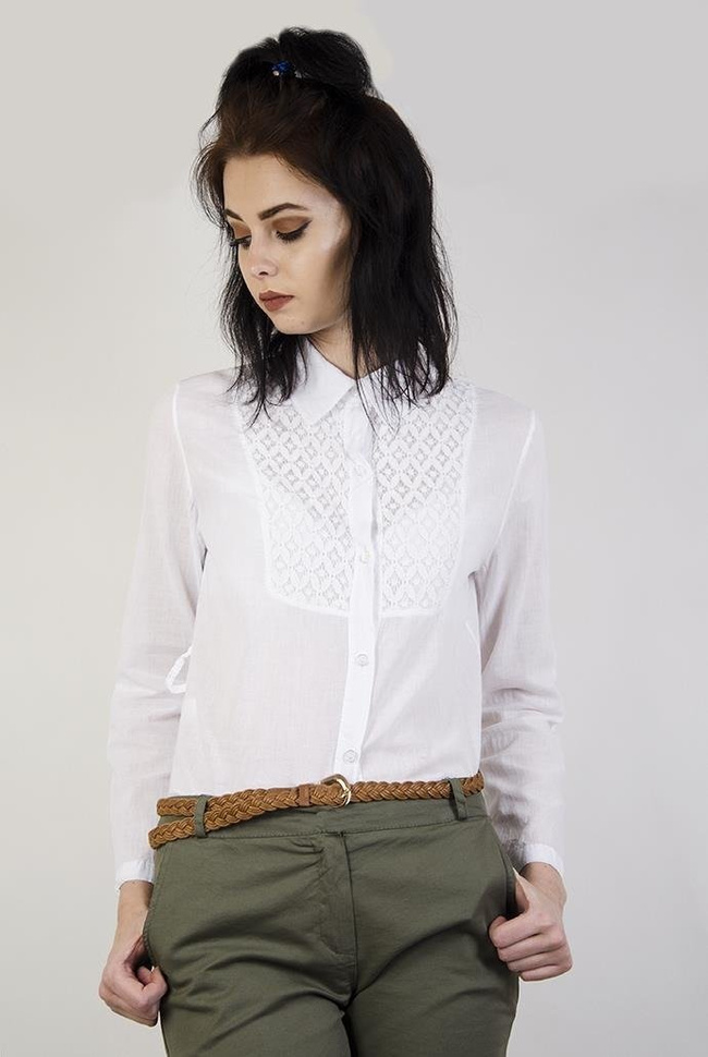 Biała koszula z czarnym wiązaniem w pasie