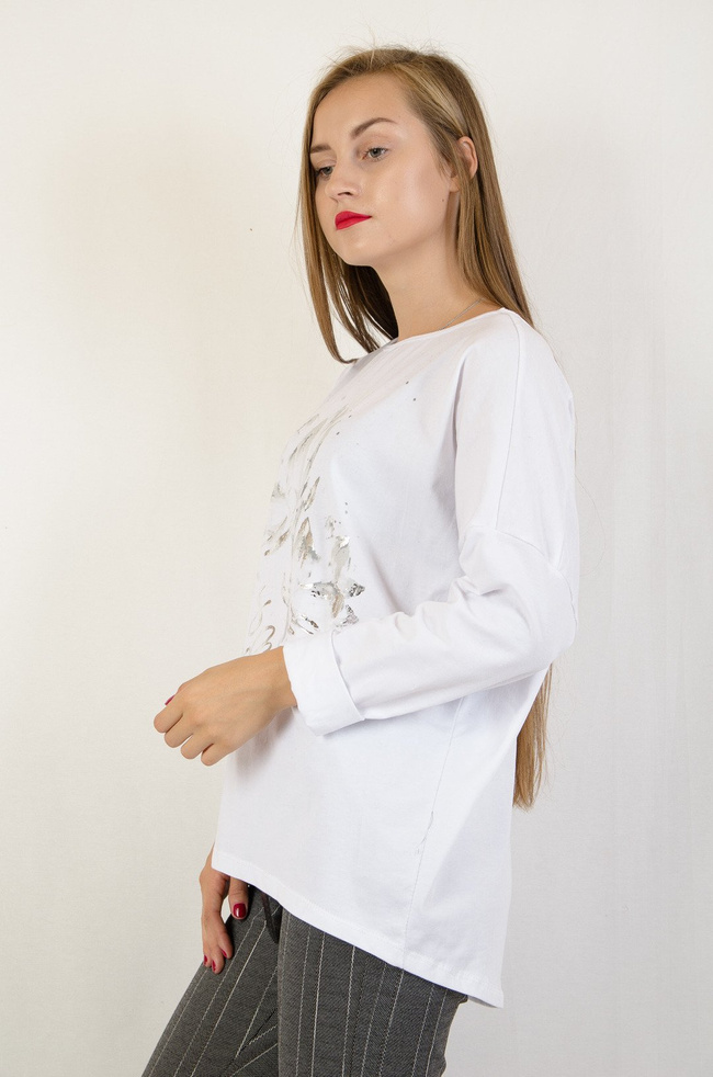 Biała asymetryczna bluzka typu oversize z aplikacją z przodu