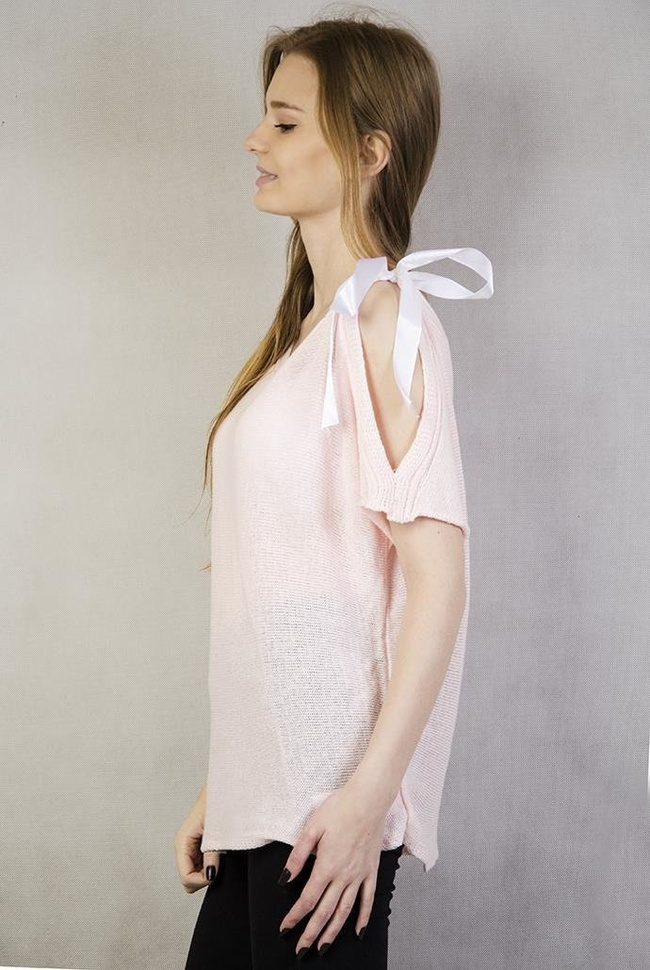 Krótki jasnoróżowy sweter ze wstążką i wycięciem