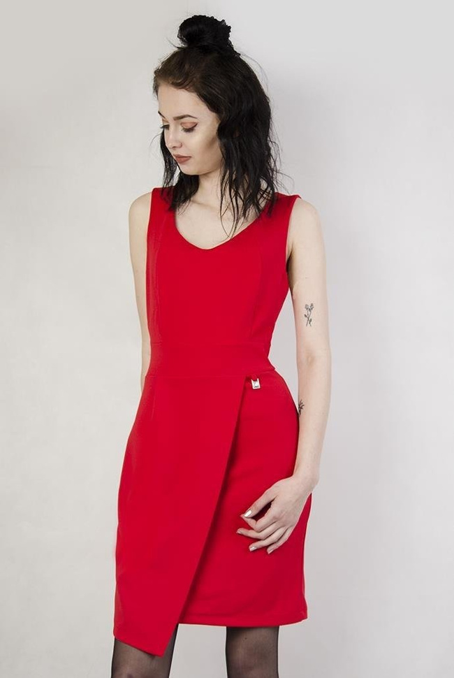 Czerwona sukienka z dekoltem w serek