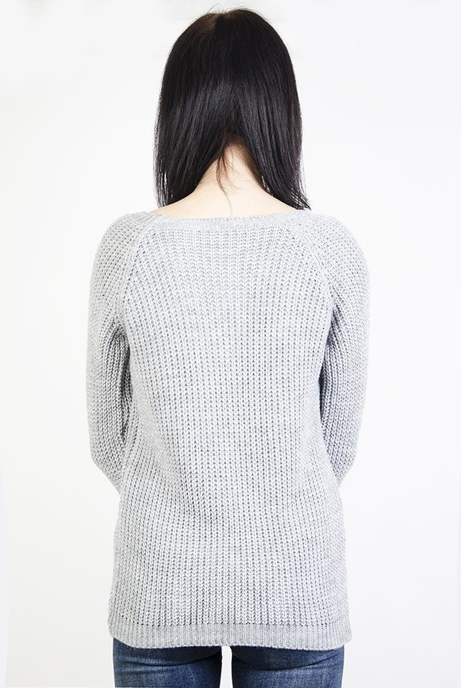 Szary sweter z wiązaniem w dekolcie