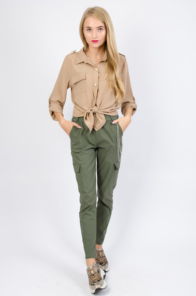 Zielone bojówki z łańcuszkiem