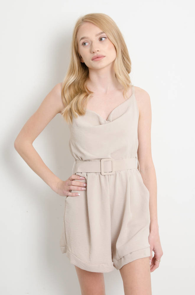 KOMBINEZON NA CIENKICH RAMIĄCZKACH Z PASKIEM- BEŻOWY