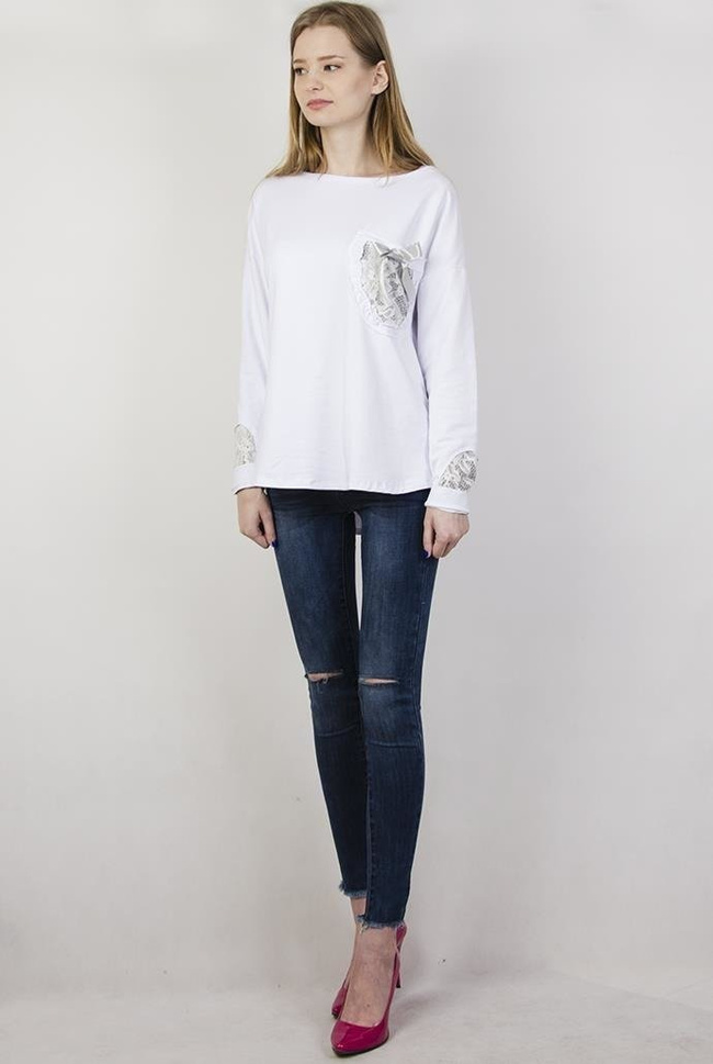 Biała bluzka z kokardką przy kieszonce i zdobieniami przy rękawach