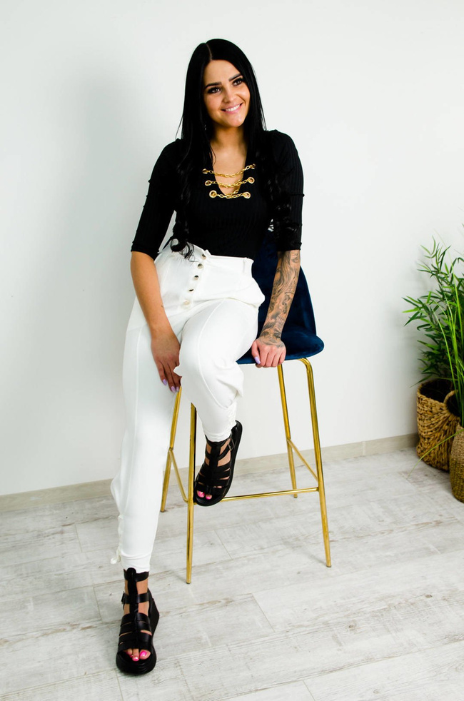 BIAŁE MATERIAŁOWE SPODNIE Z WIĄZANIEM PRZY KOSTCE-WYSOKI STAN