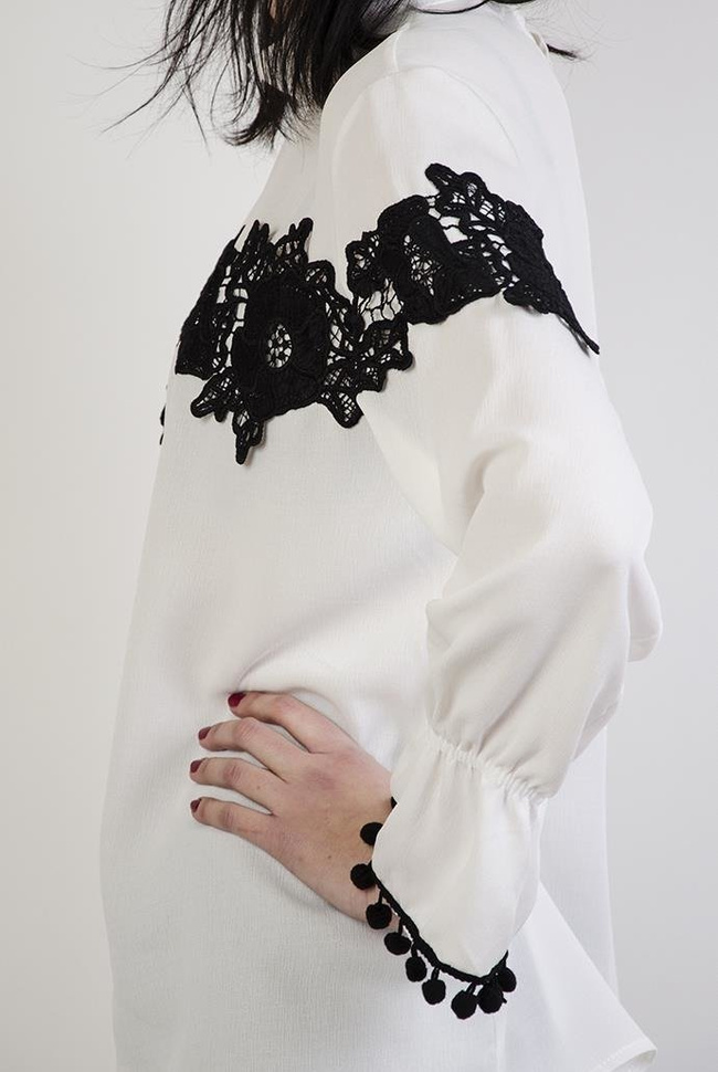 Biała bluzka z czarnym, ażurowym zdobieniem