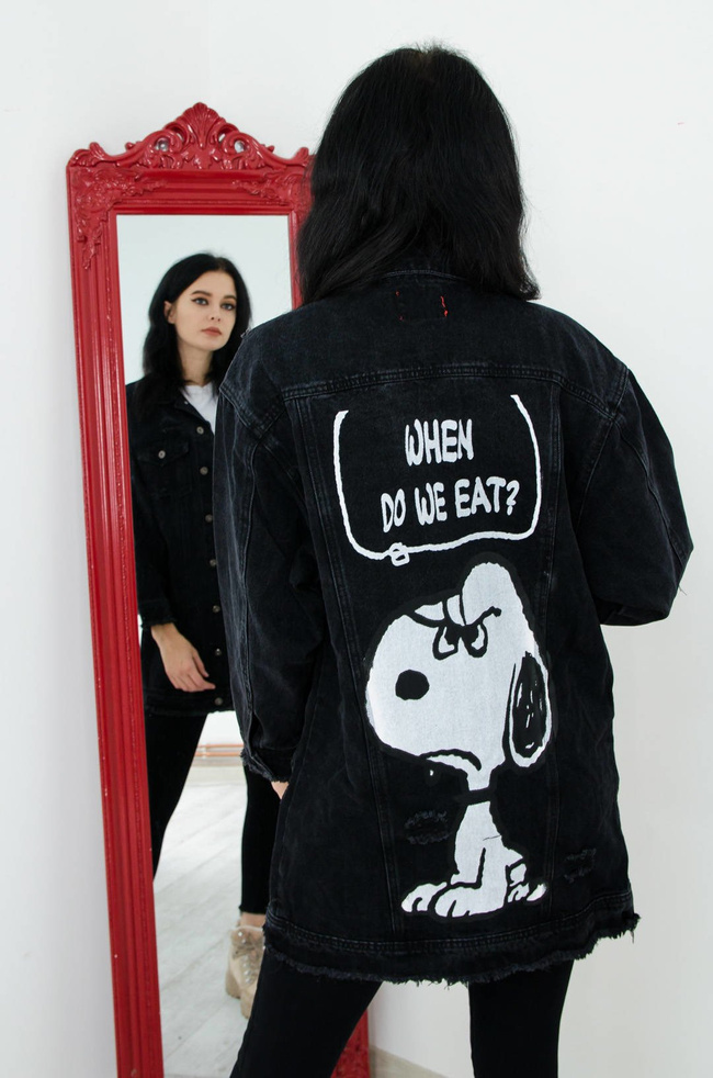 DŁUGA CZARNA KURTKA JEANSOWA Z APLIKACJĄ NA PLECACH