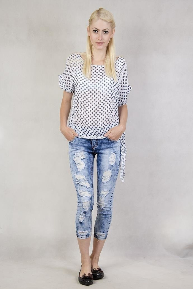 Biała bluzka w groszki wiązana z boku