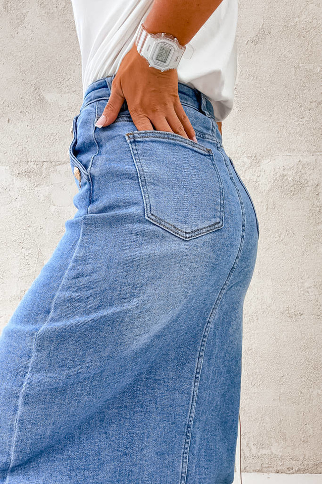 SPÓDNICA JEANSOWA MIDI Z ROZCIĘCIEM I OZDOBNYMI GUZIKAMI