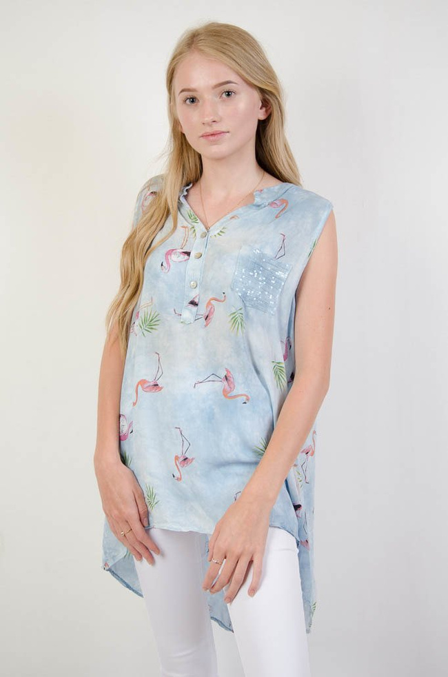 NIEBIESKA BLUZKA KOSZULOWA Z FLAMINGAMI ORAZ CEKINOWĄ KIESZONKĄ