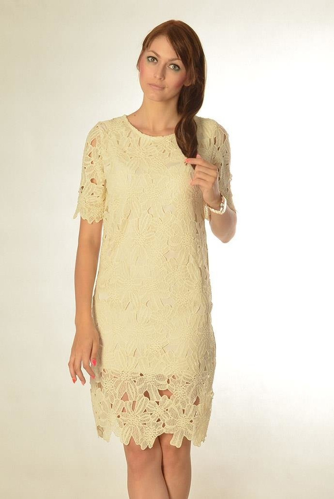 Beżowa koronkowa sukienka na krótki rękaw