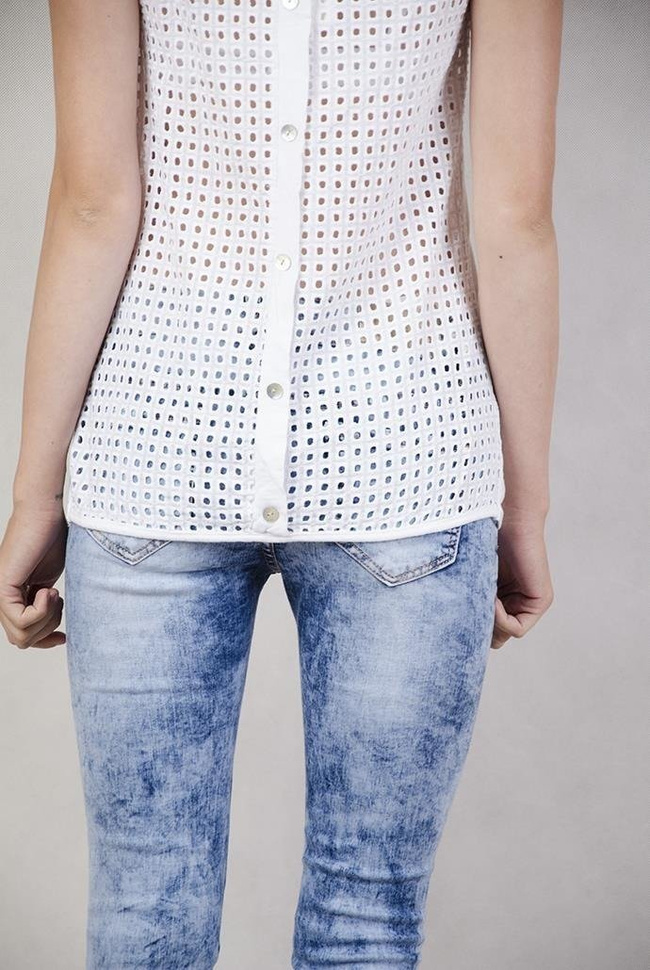 Biała bluzka z ażurowymi plecami i guzikami