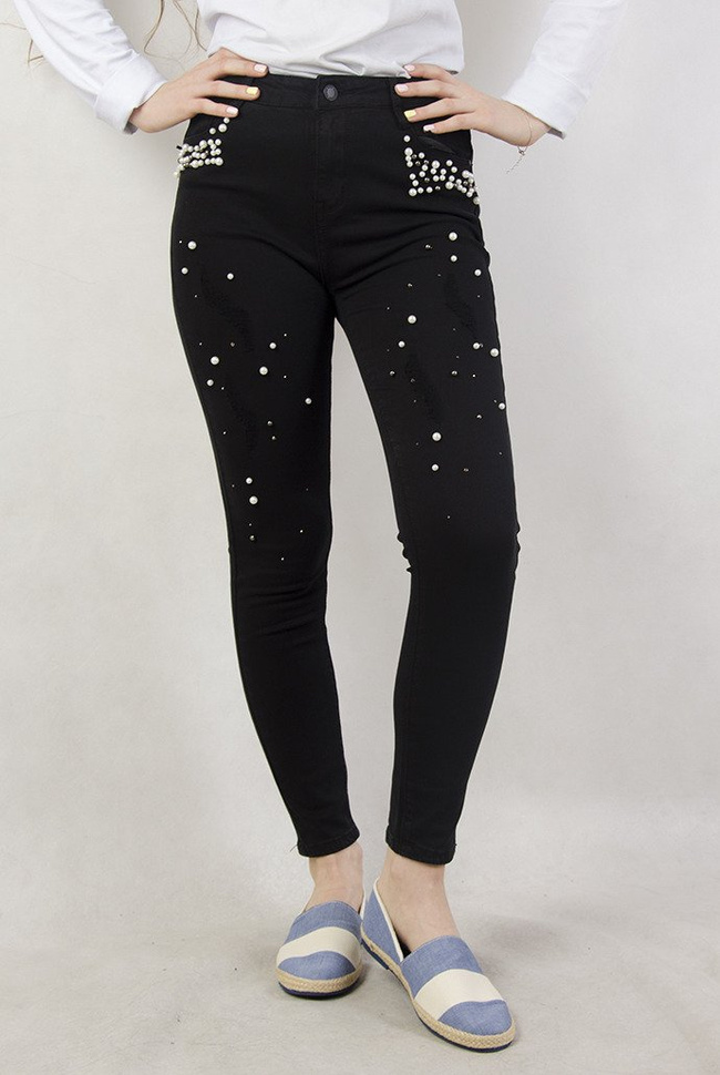 Czarne spodnie z przetarciami oraz koralikami
