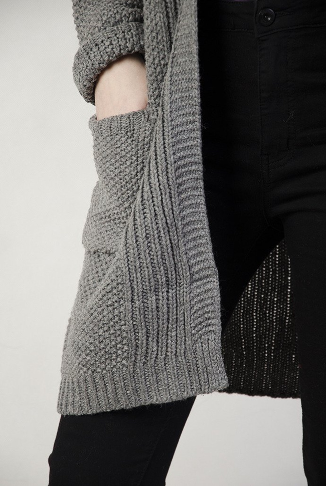 Długi szary sweter z kieszeniami