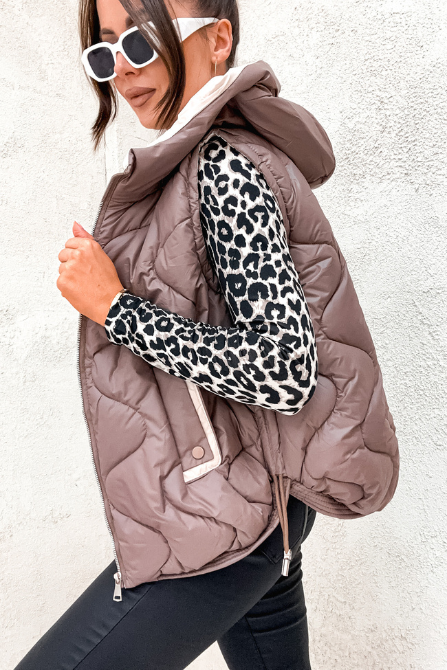 KAMIZELKA PIKOWANA Z KAPTUREM- BRĄZOWA