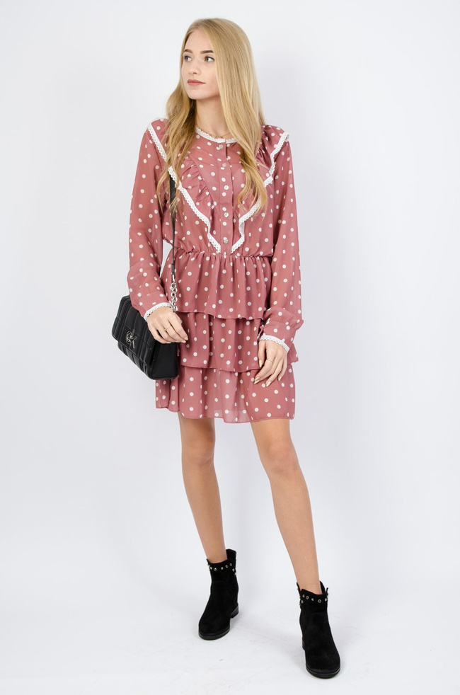 Różowa sukienka z żabotem w białe grochy