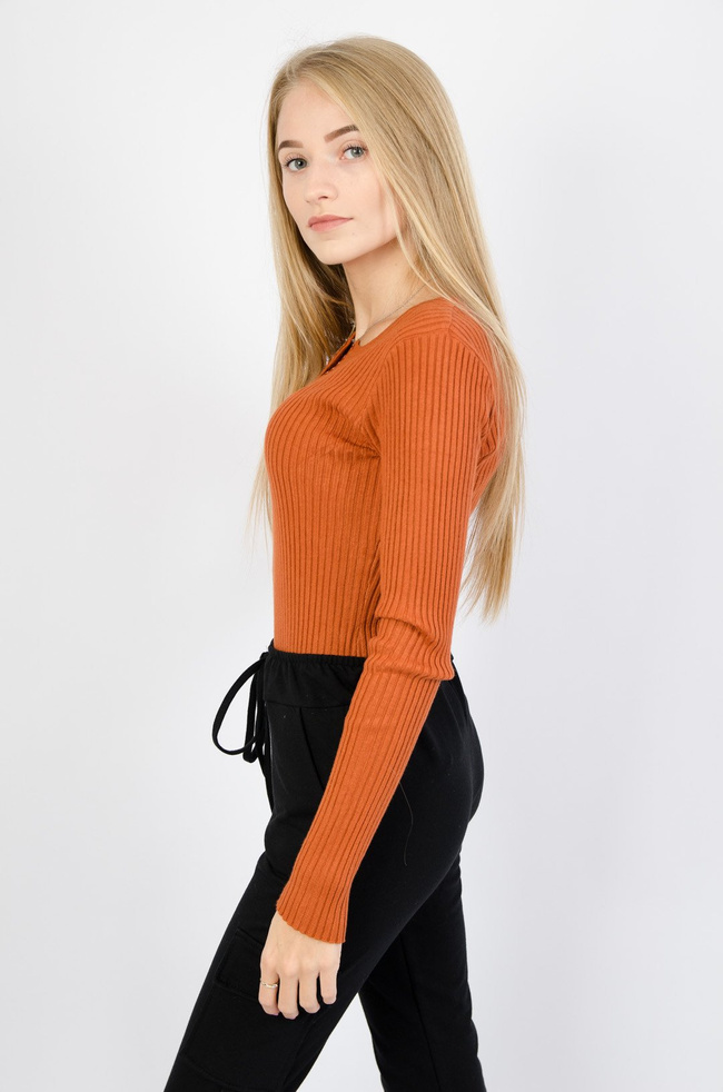 Ceglasty delikatny sweter z prążkowanej dzianiny