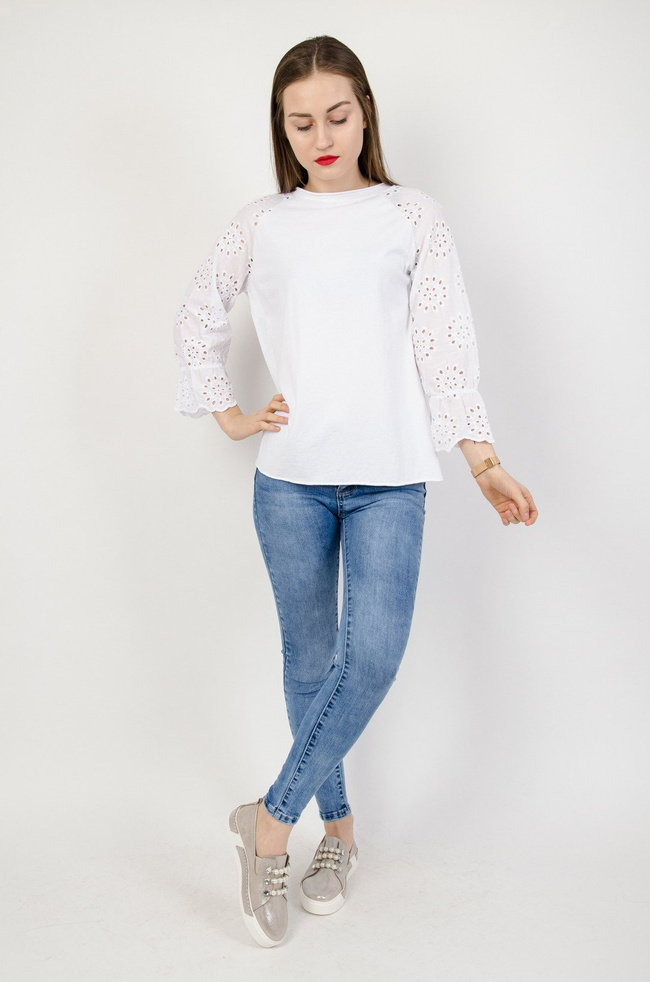 Biała bluzka z ażurowymi rękawami