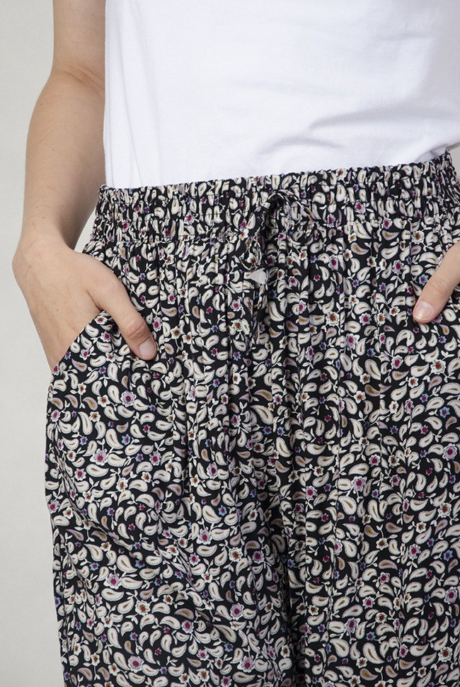 Czarne spodnie alladynki w białe wzory