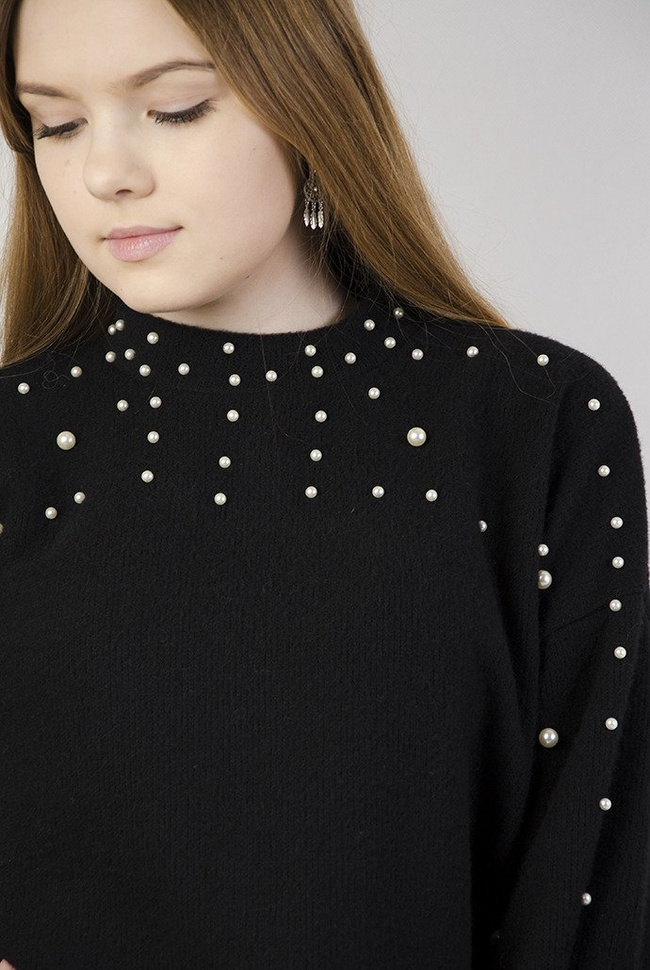 Czarna bluza z koralikami, włochata