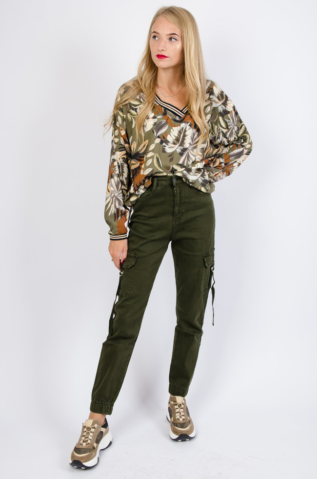 Zielone bojówki z paskami przy kieszeniach