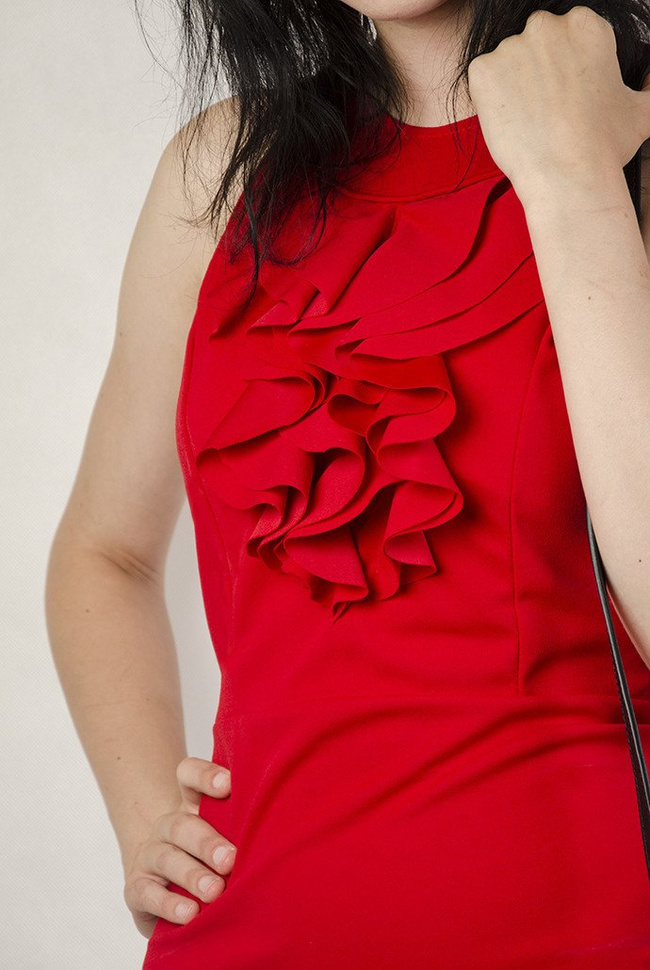 Czerwona sukienka z falbankami przy dekolcie