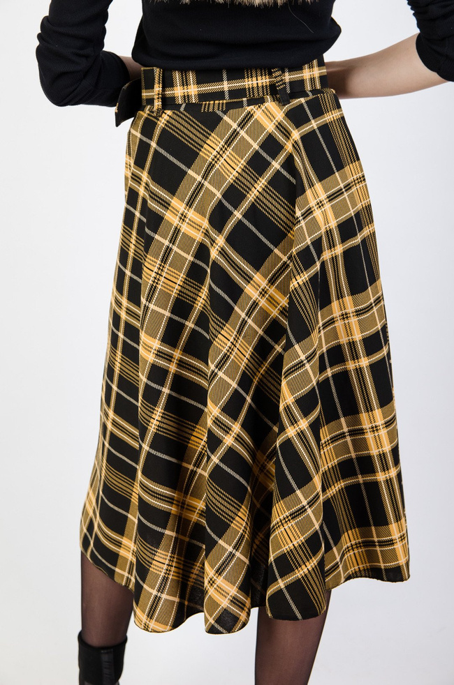 Żółta rozkloszowana spódnica w kratę z paskiem
