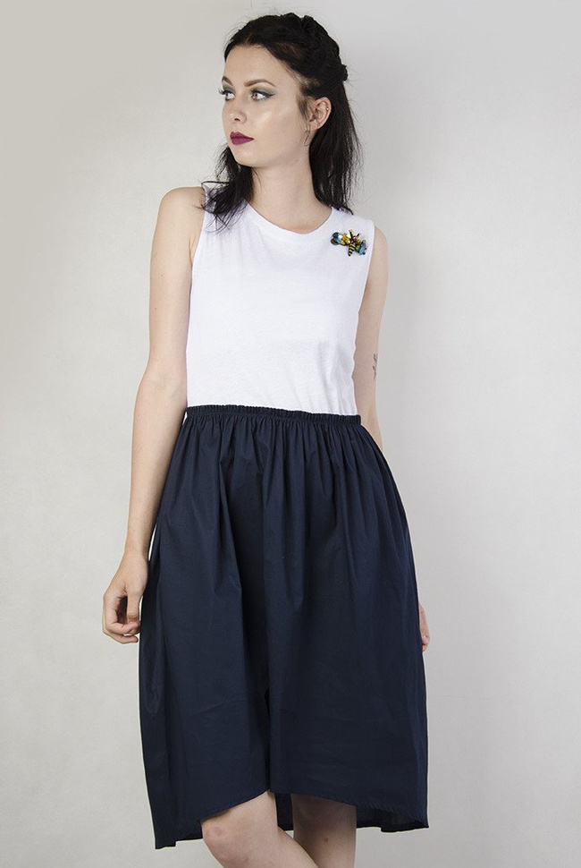 Sukienka biało granatowa z przypinką