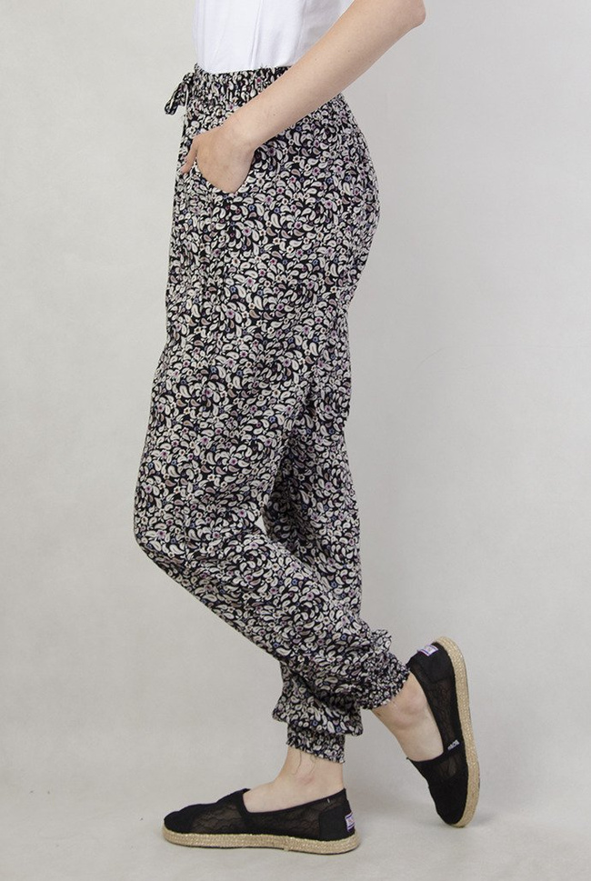 Czarne spodnie alladynki w białe wzory