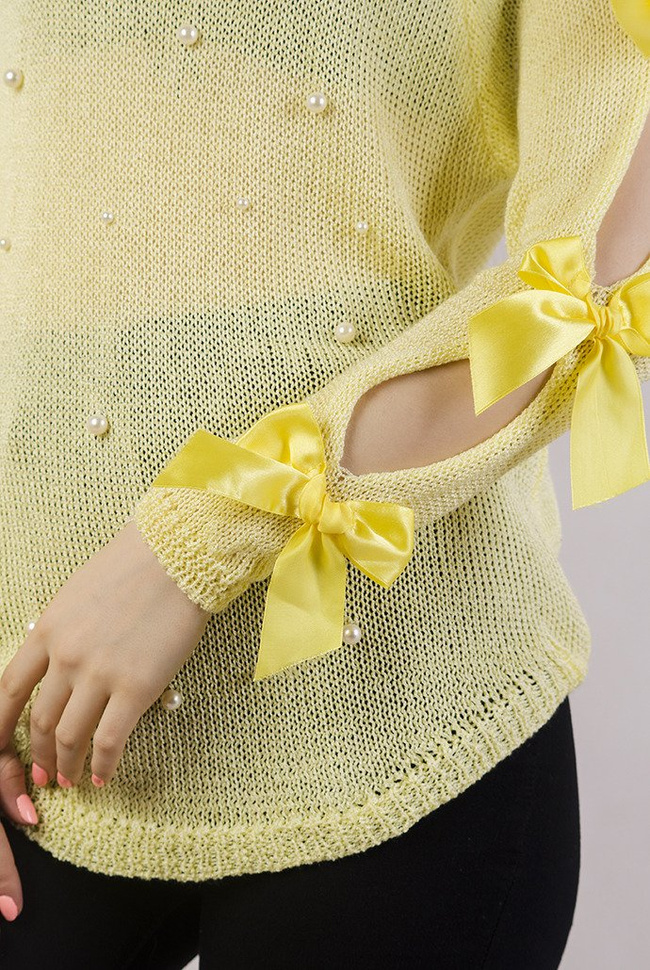 Żółty sweter z koralikami