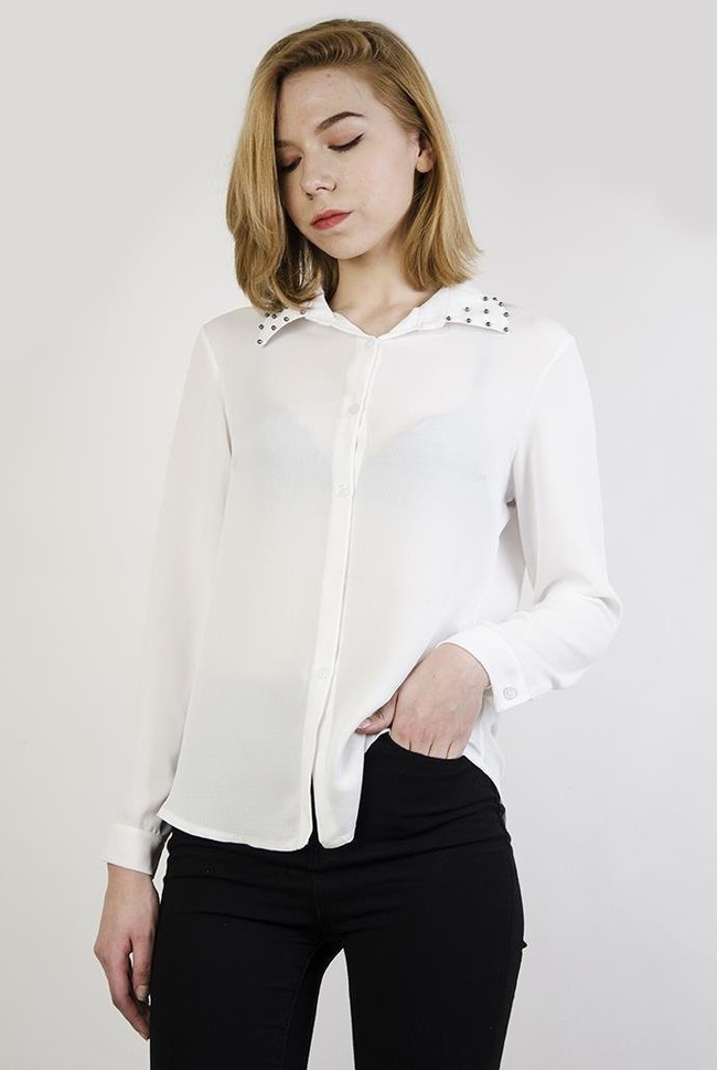 Asymetryczna biała koszula z ćwiekami przy kołnierzu