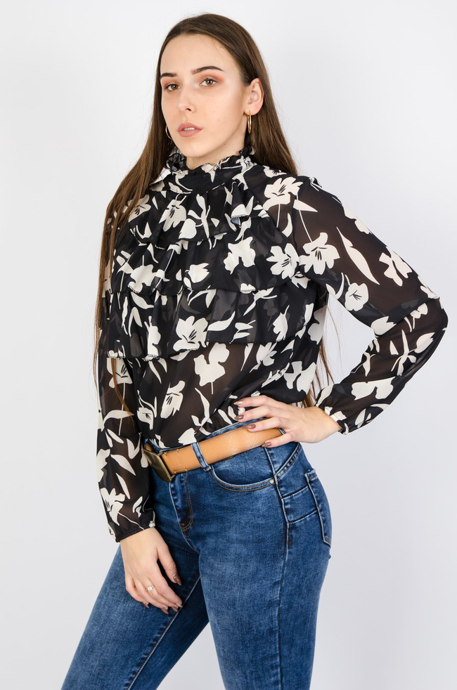 Czarna bluzka w białe kwiaty z falbanami na przodzie