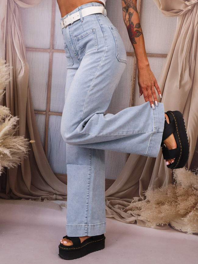 SPODNIE JEANSOWE Z KIESZENIAMI Z PRZODU I OZDOBNYM PASKIEM