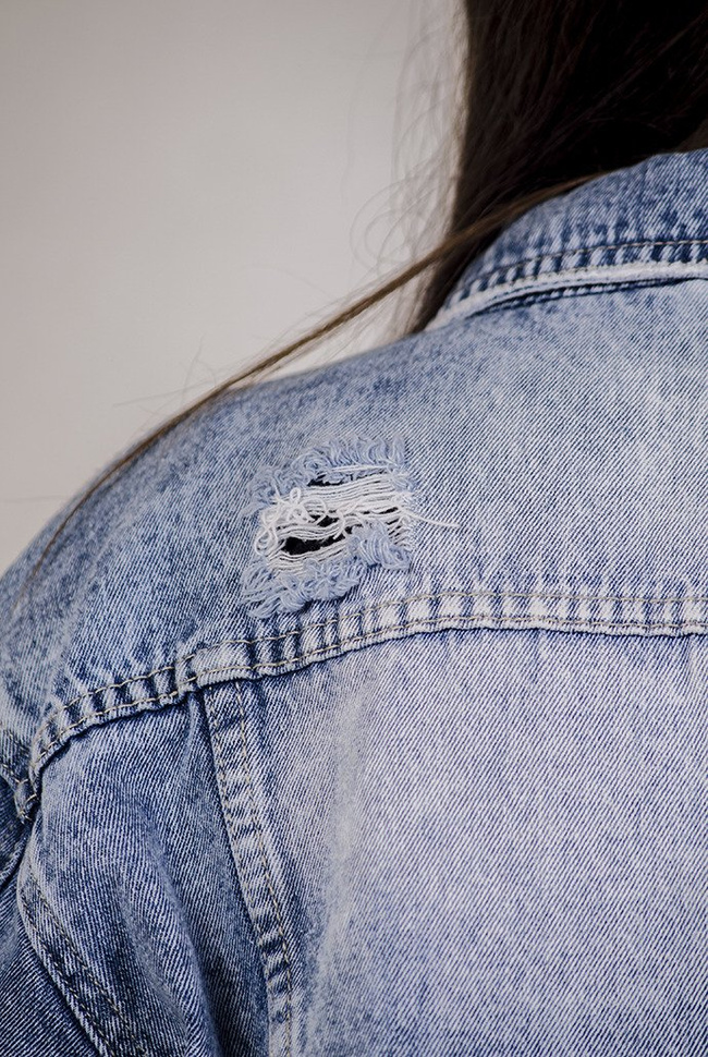 Kurtka jeansowa krótka z przetarciami oraz szarpaniami