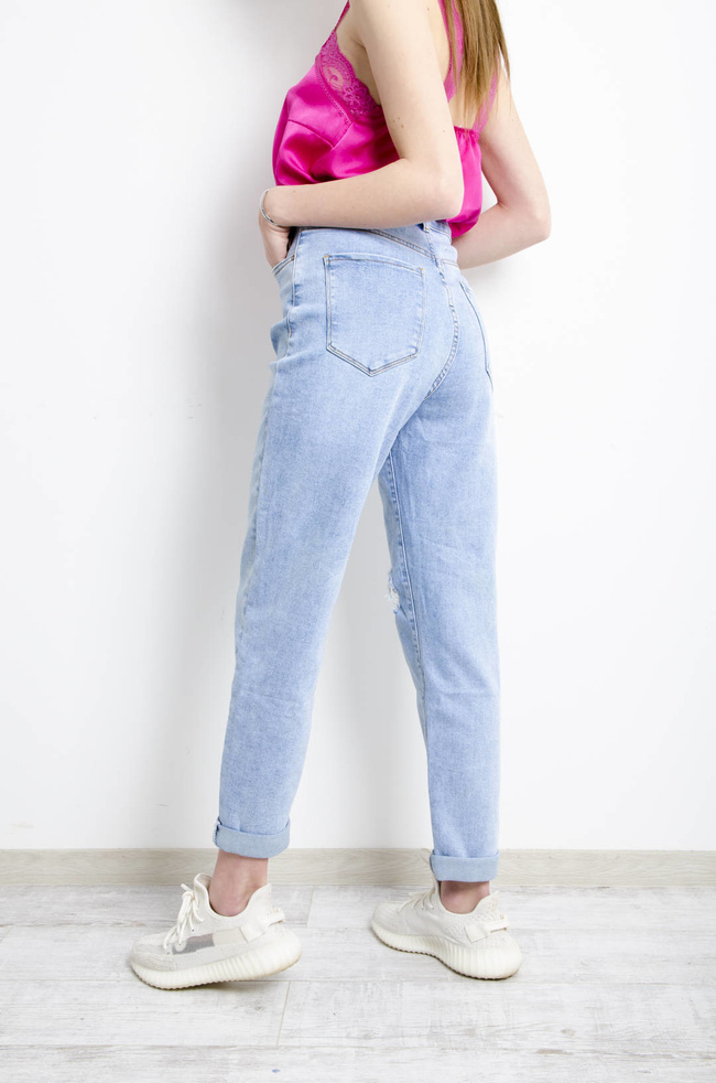 SPODNIE JEANSOWE MOM FIT Z ROZCIĘCIEM NA KOLANIE