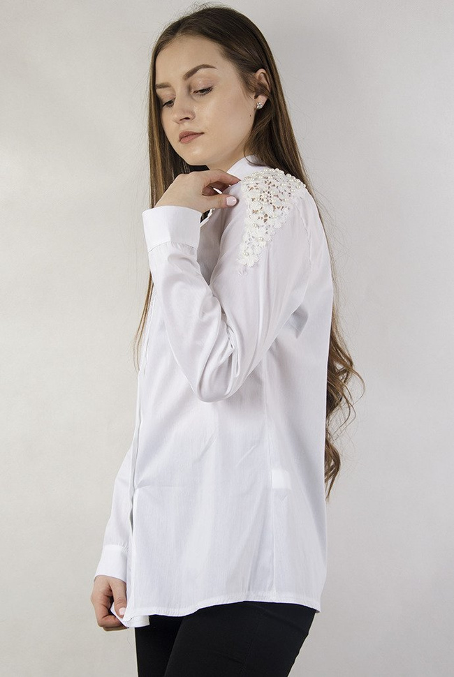 Biała koszula z ażurowymi wstawkami