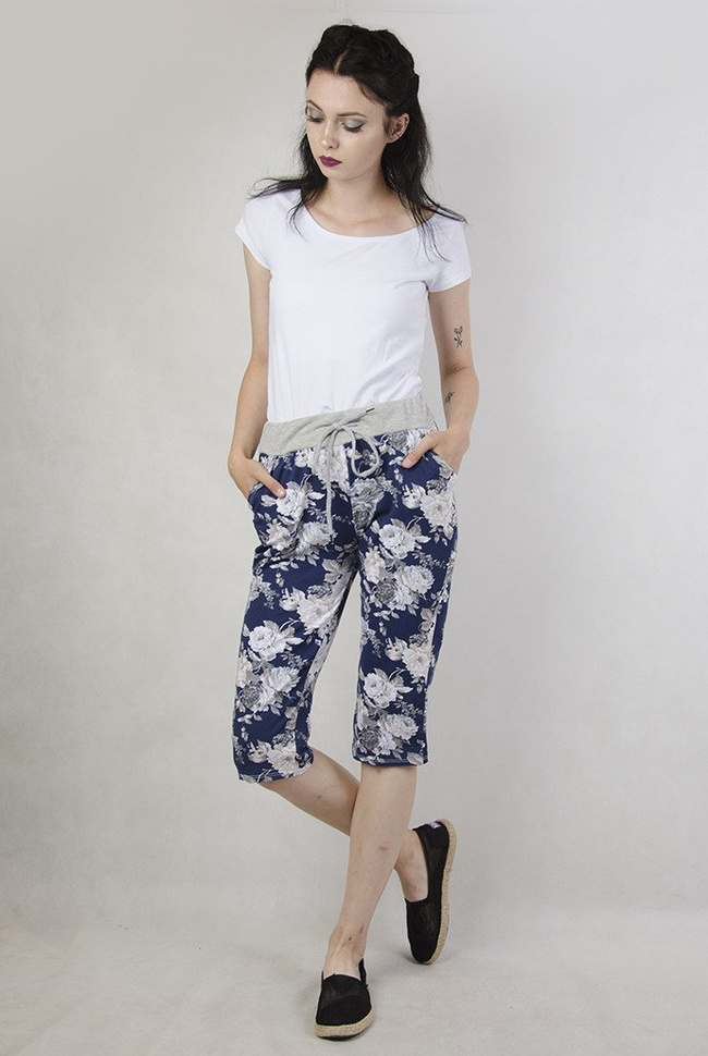 Granatowe spodnie 7/8 w jasne kwiaty