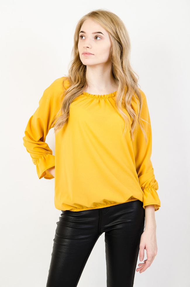 Żółta bluzka z gumką w dekolcie oraz rozszerzanymi rękawami