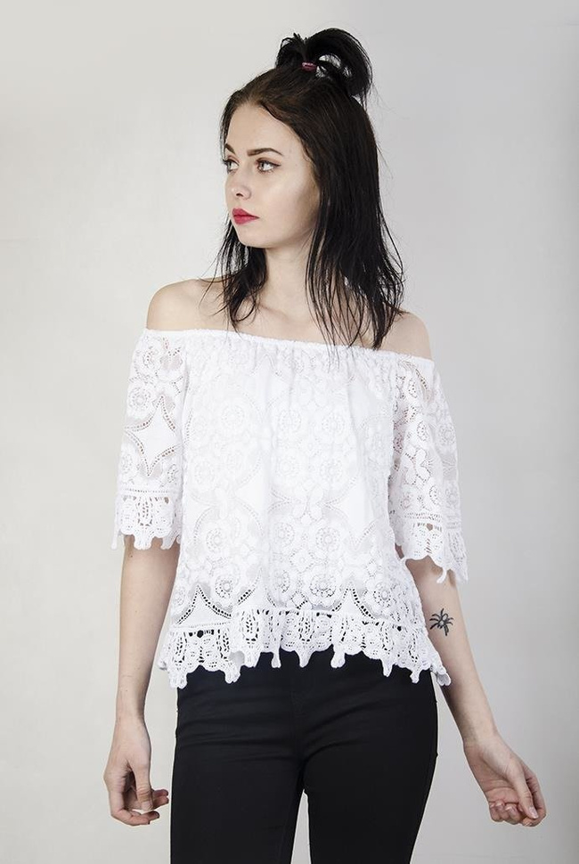 Biała bluzka z hiszpańskim dekoltem, z koronką