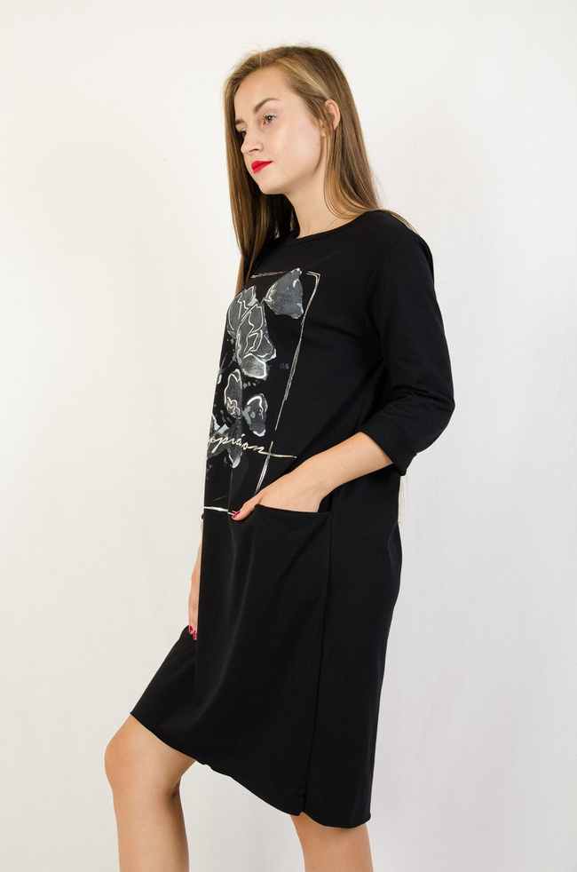 Czarna sukienka z kieszeniami oraz aplikacją z przodu