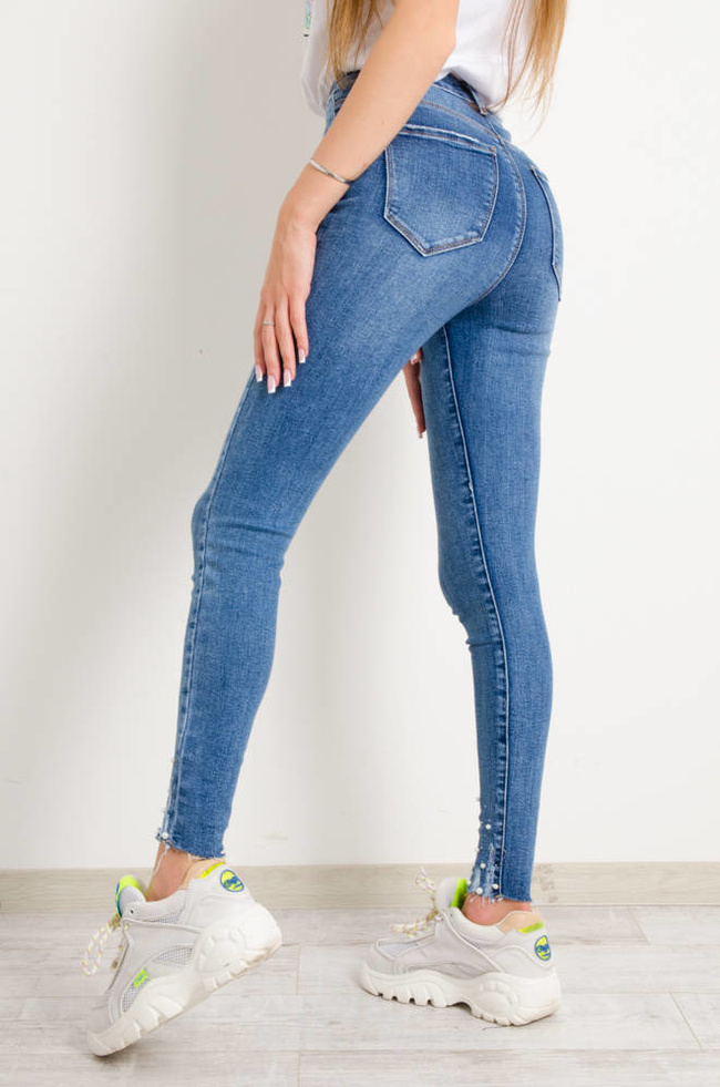 SPODNIE JEANSOWE Z PRZETARCIAMI I OZDOBNYMI PEREŁKAMI PRZY NOGAWCE- WYSOKI STAN