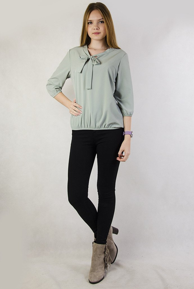 Jasnozielona bluzka z wiązaniem przy dekolcie